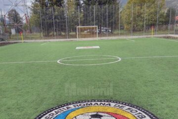 Terenul sintetic de fotbal, primit cadou de la FRF de fotbalistele din Straja, după câștigarea Olimpiadei Gimnaziilor la nivel național