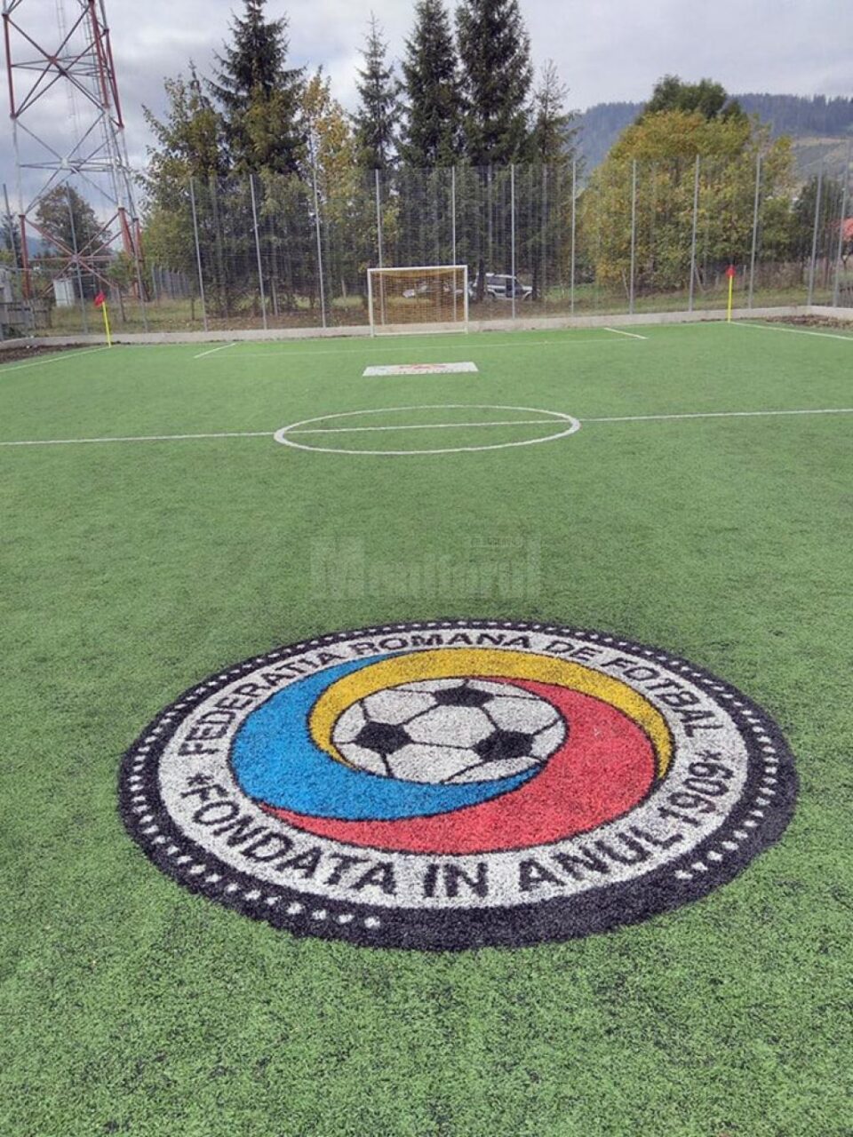 Terenul sintetic de fotbal, primit cadou de la FRF de fotbalistele din Straja, după câștigarea Olimpiadei Gimnaziilor la nivel național
