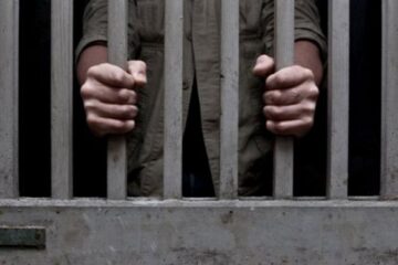 Un bărbat dat în urmărire generală a fost prins furând salam și cașcaval dintr-un magazin