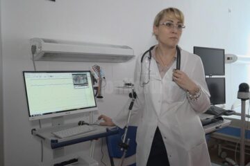 Dr. Ana Miron urmărește criza de epilepsie a bebelușului în vârstă de doar 7 zile, la Centrul de Epilepsie al Spitalului de Urgență