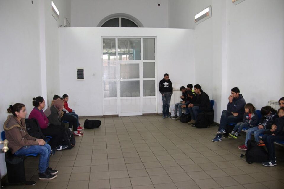 Numerosul grup, în sala de așteptate a Gării Burdujeni