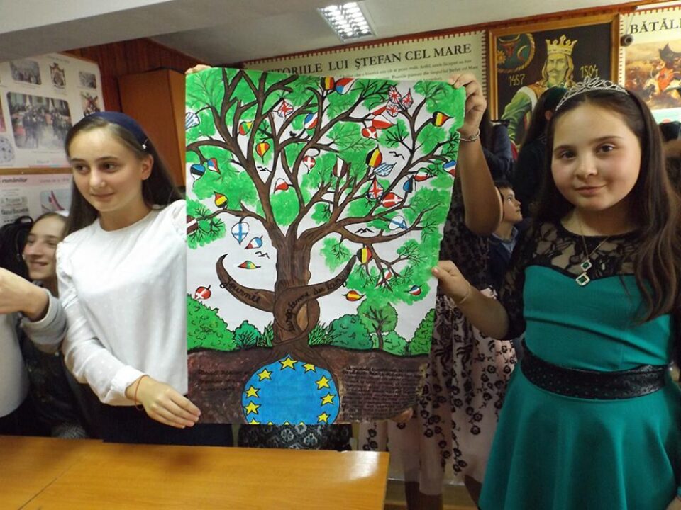 Expoziție de colaje, desene, scenete, concurs de karaoke, la Liceul Tehnologic Cajvana