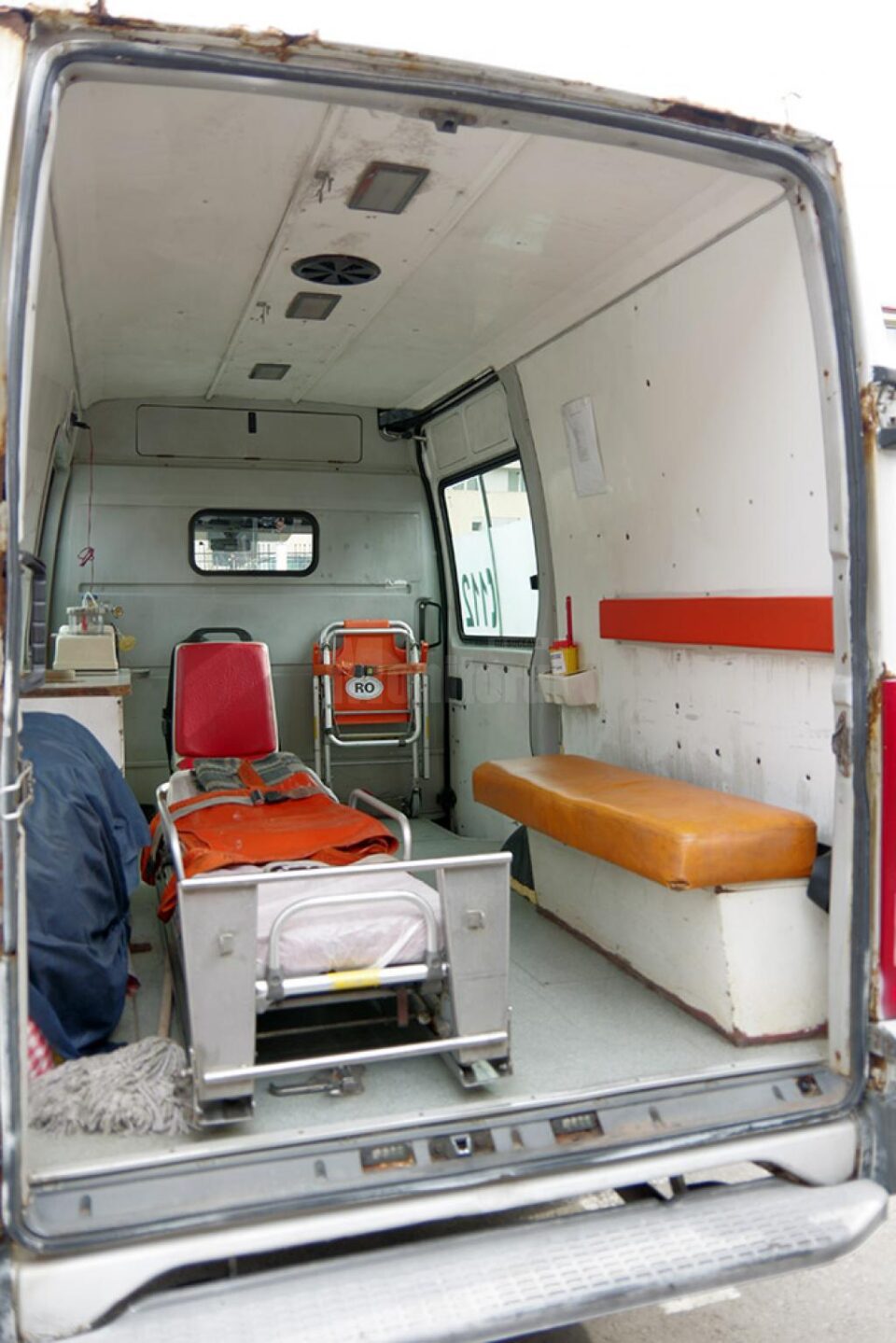 Sirenele au răsunat ieri în curtea Ambulanței Suceava, în semn de protest față de parcul auto vechi și ruginit