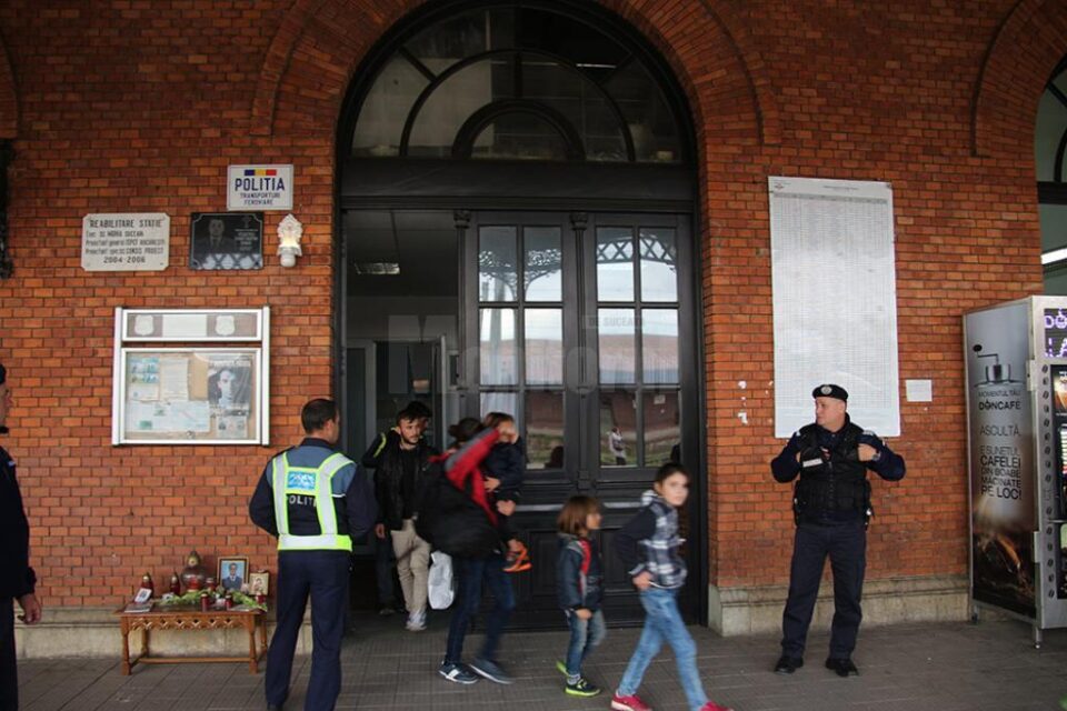 16 refugiați irakieni, depistați în Gara Burdujeni, în timp ce se pregăteau să plece la Timișoara