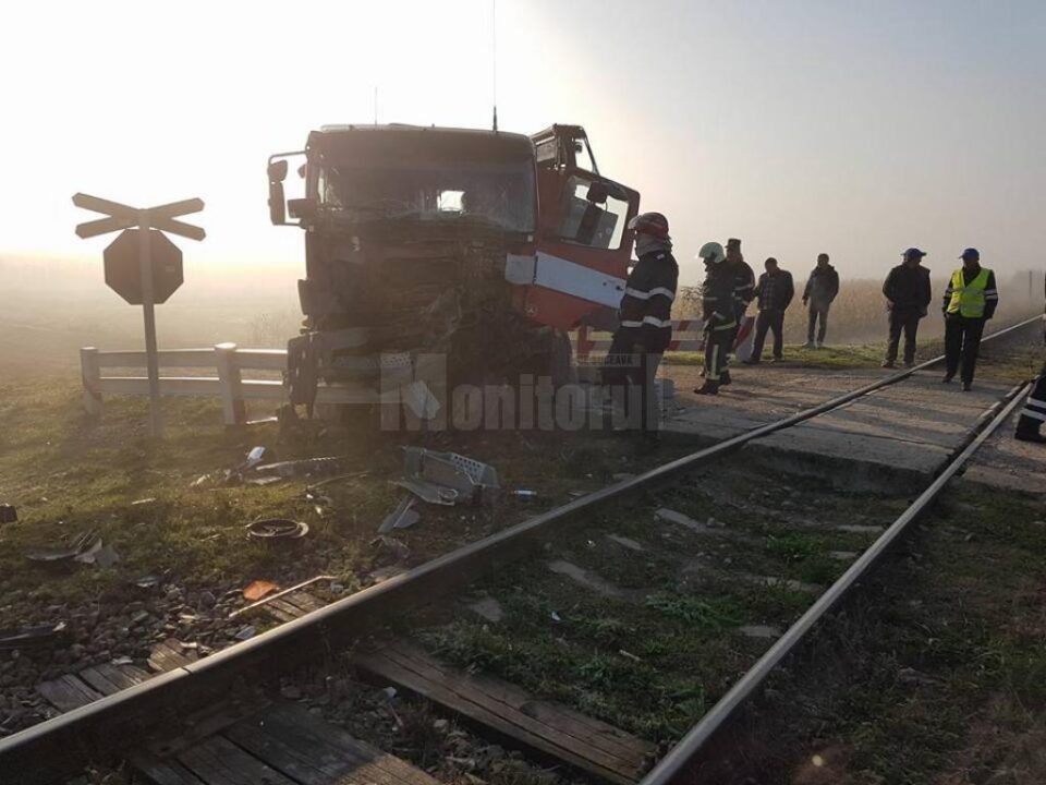 Camion încărcat cu BCA, lovit violent de un tren marfar