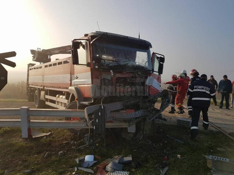 Camion lovit violent de un tren marfar
