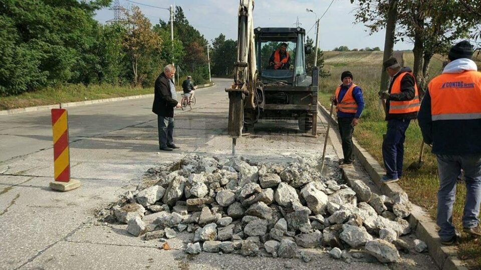 Plăcile vechi sunt sparte, pentru a se pune noul strat