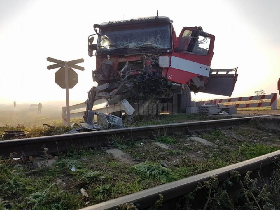 Camion lovit violent de un tren marfar