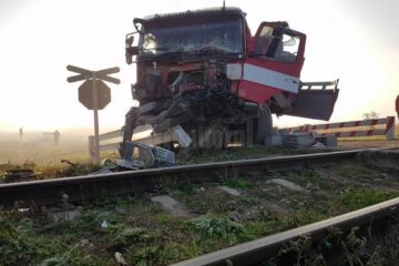 Camion lovit violent de un tren marfar
