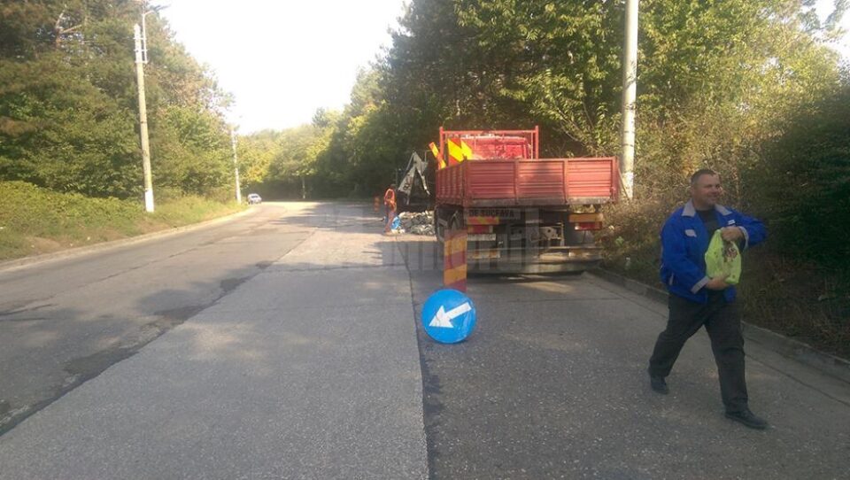 Plăcile din beton din anii 50 ai secolului trecut de la Siret, înlocuite cu un strat nou de beton