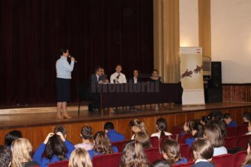 Peste 2.000 de cărți donate mai multor școli sucevene, cu sprijinul Fundației EGGER