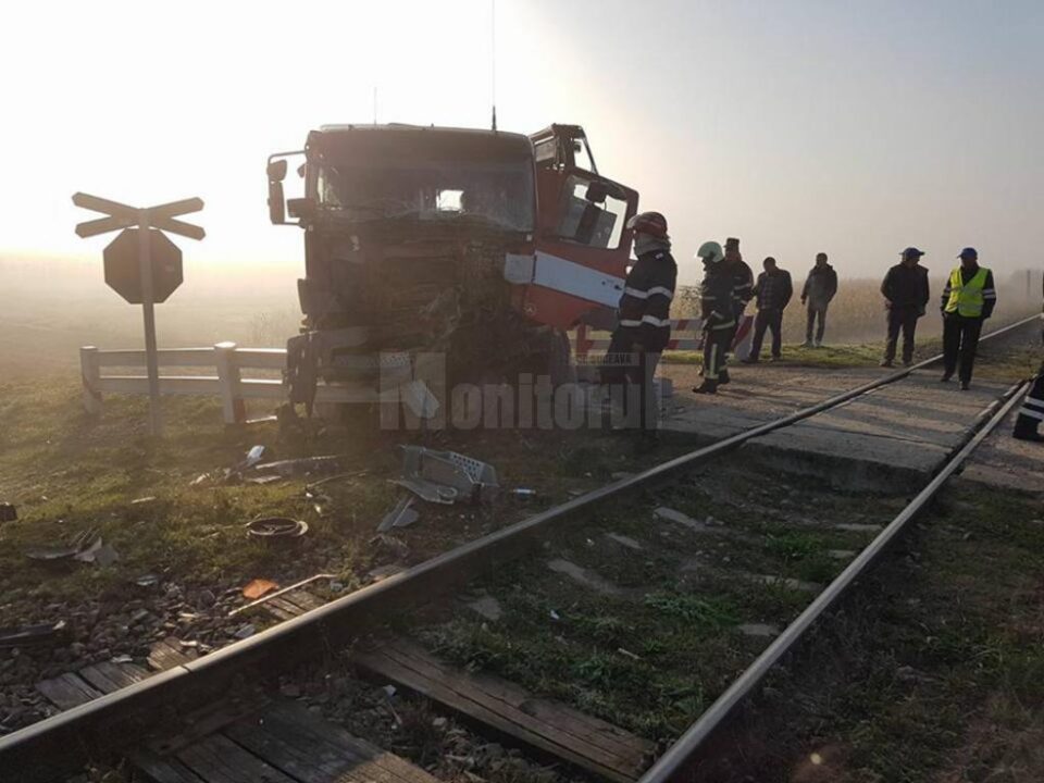 Un tren marfar a lovit violent un camion încărcat cu bolțari