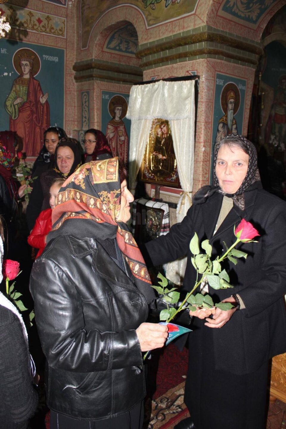 Bătrânii din Șerbăuți au primit flori și felicitări, de Ziua Vârstnicilor