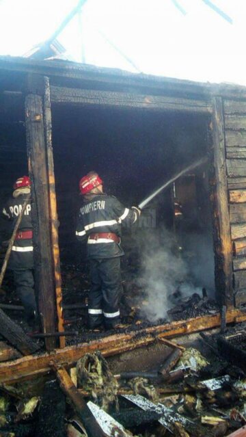 O casă din Baia, distrusă după un puternic incendiu