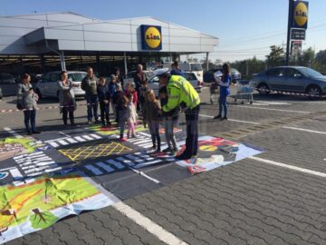 Curs de educație rutieră în parcările din județ ale unui important hipermarket
