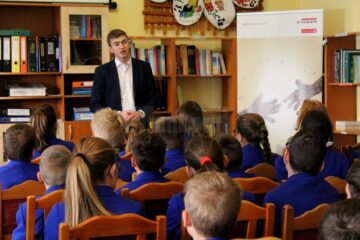 Peste 2.000 de cărți donate mai multor școli sucevene, cu sprijinul Fundației EGGER