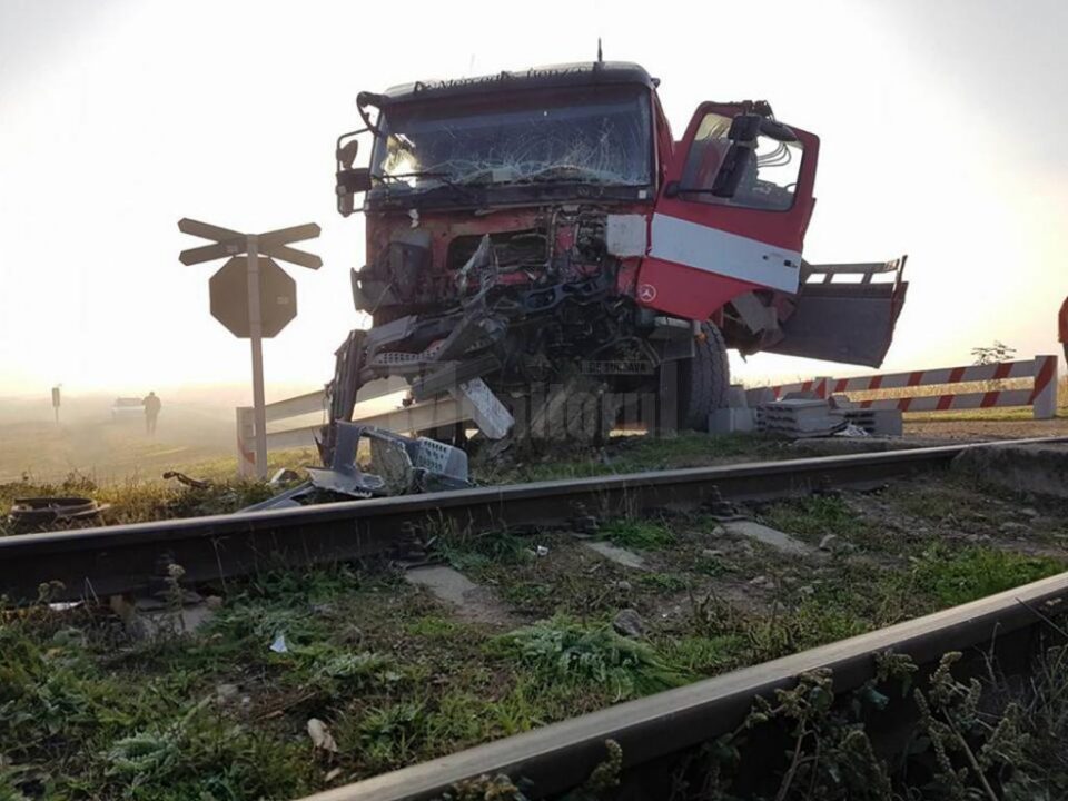 Un tren marfar a lovit violent un camion încărcat cu bolțari