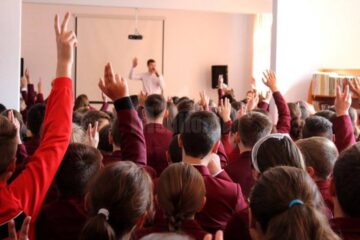 Peste 2.000 de cărți donate mai multor școli sucevene, cu sprijinul Fundației EGGER