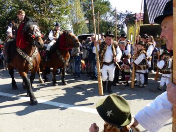 Deschiderea festivalului, cu cai și călăreți anunțați de buciumași
