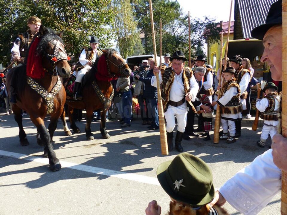 Deschiderea festivalului, cu cai și călăreți anunțați de buciumași