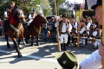 Deschiderea festivalului, cu cai și călăreți anunțați de buciumași