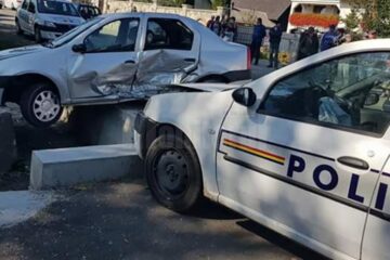 Mașina poliției a lovit în lateral o Dacia Logan a cărei șoferiță nu a acordat prioritate