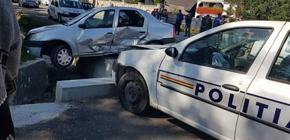Mașina poliției a lovit în lateral o Dacia Logan a cărei șoferiță nu a acordat prioritate