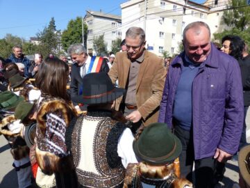 Primarul Mihăiță Negură i-a primit pe vizitatorii de vază cu pâine și sare
