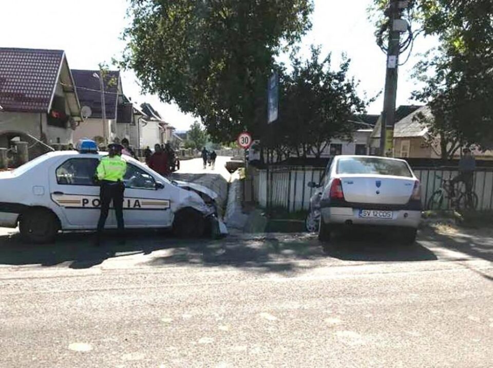 Doi agenți și o fetiță au fost răniți după ce o mașină de poliție a lovit un Logan