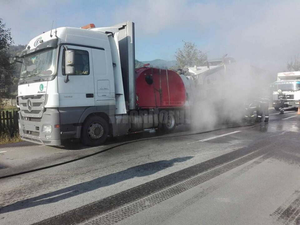 Șoferul trailerului a cerut sprijinul pompierilor