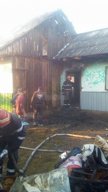 O casă din Baia, distrusă după un puternic incendiu