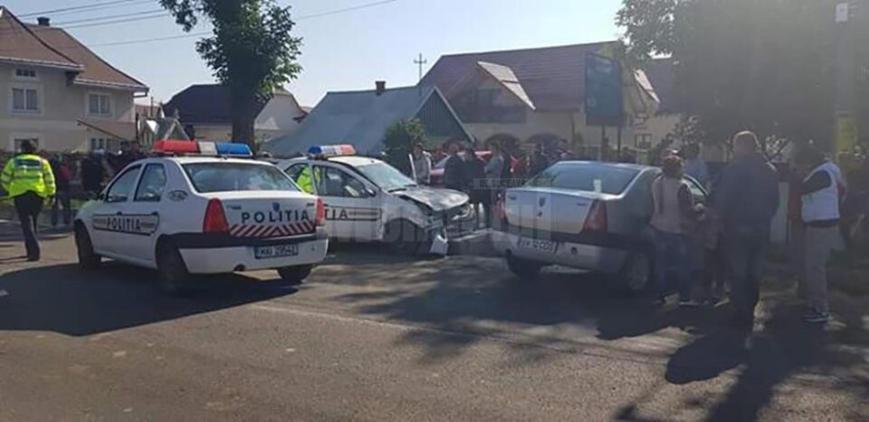 Doi agenți și o fetiță au fost răniți după ce o mașină de poliție a lovit un Logan
