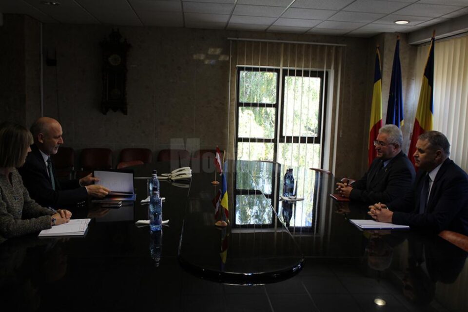 Ambasadorul Austriei în România, Gerhard Reiweger, în discuții cu primarul Sucevei, Ion Lungu, și vicepreședintele CJ Viorel Seredenciuc