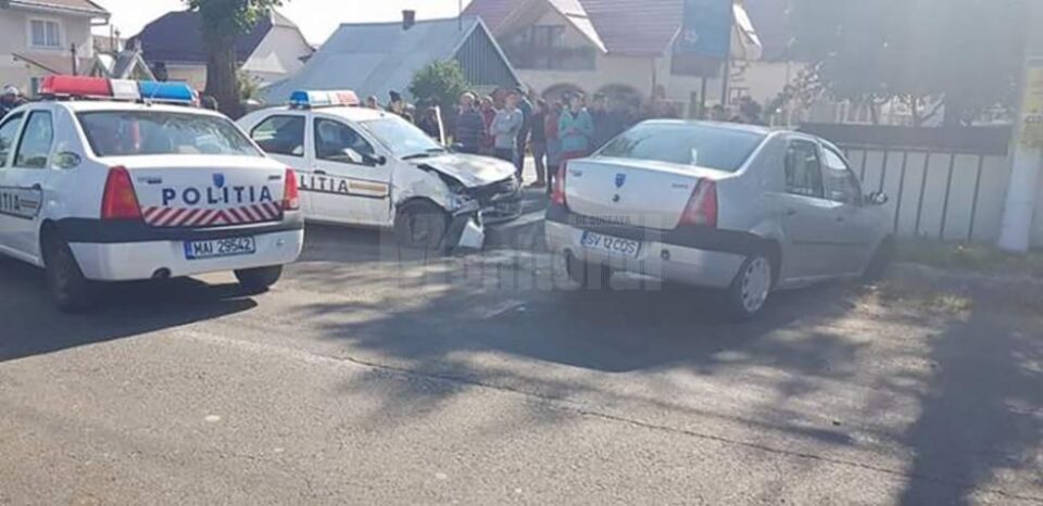 Doi agenți și o fetiță au fost răniți după ce o mașină de poliție a lovit un Logan