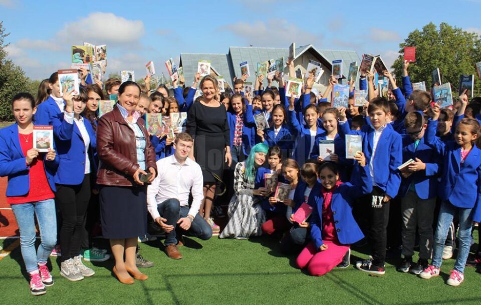 Cărți donate elevilor cu sprijinul Fundației EGGER