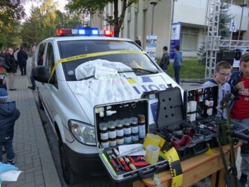 Polițiștii criminaliști le-au prezentat tinerilor interesați un stand pentru cercetare, sub forma unui laborator criminalistic mobil