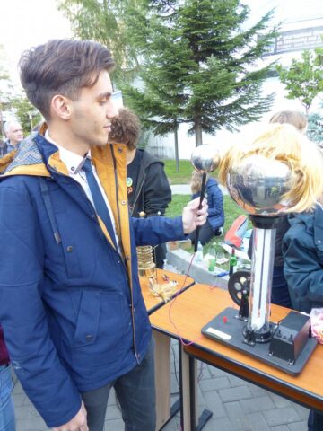 O variantă cu perucă a renumitului aparat Van der Graaf Generator a fost pe placul tinerilor curioși de realizările științifice