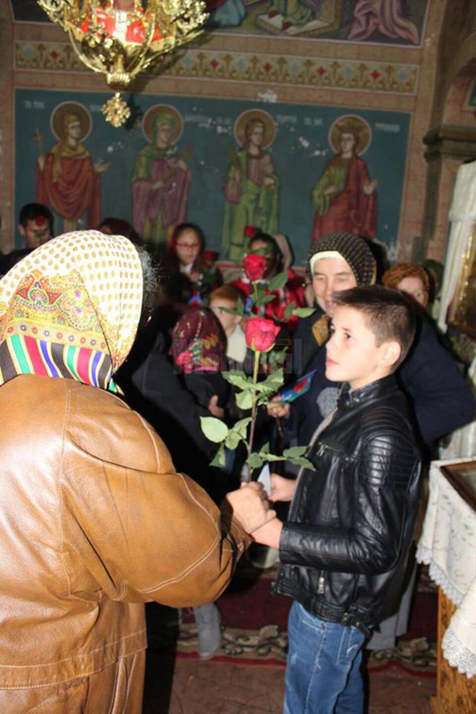 Bătrânii din Șerbăuți au primit flori și felicitări, de Ziua Vârstnicilor