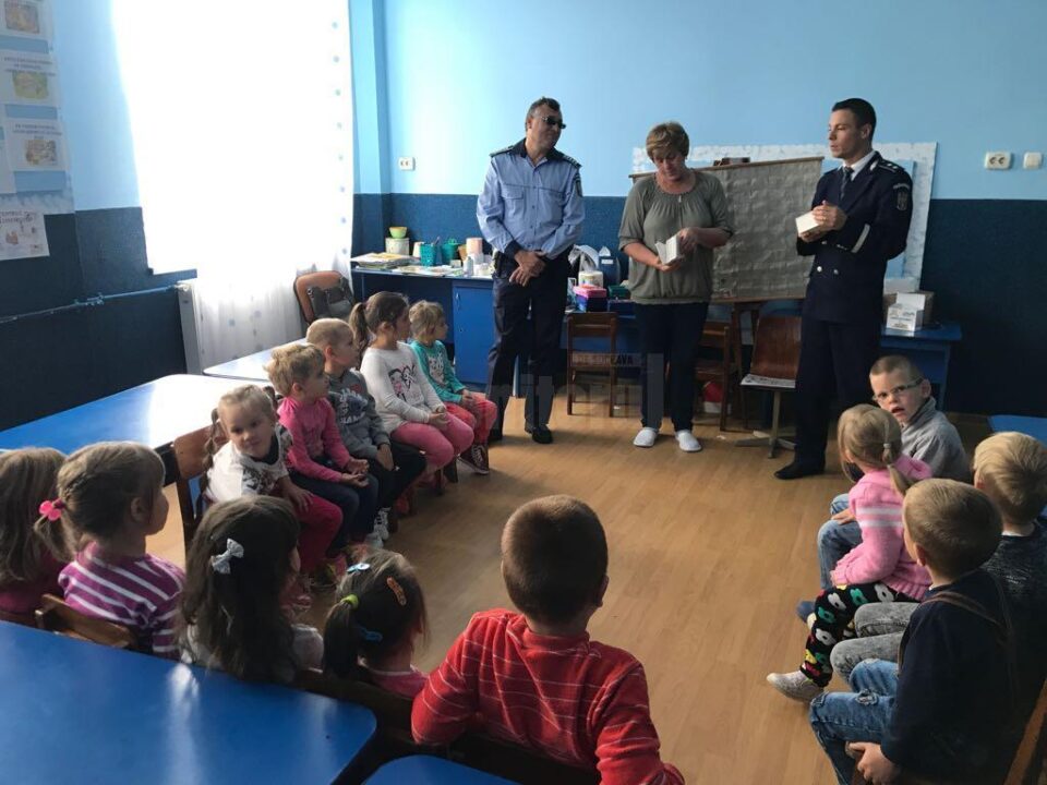 Polițiștii suceveni i-au învățat pe copii cum să evite să ajungă victime, în cadrul Săptămânii Prevenirii Criminalității