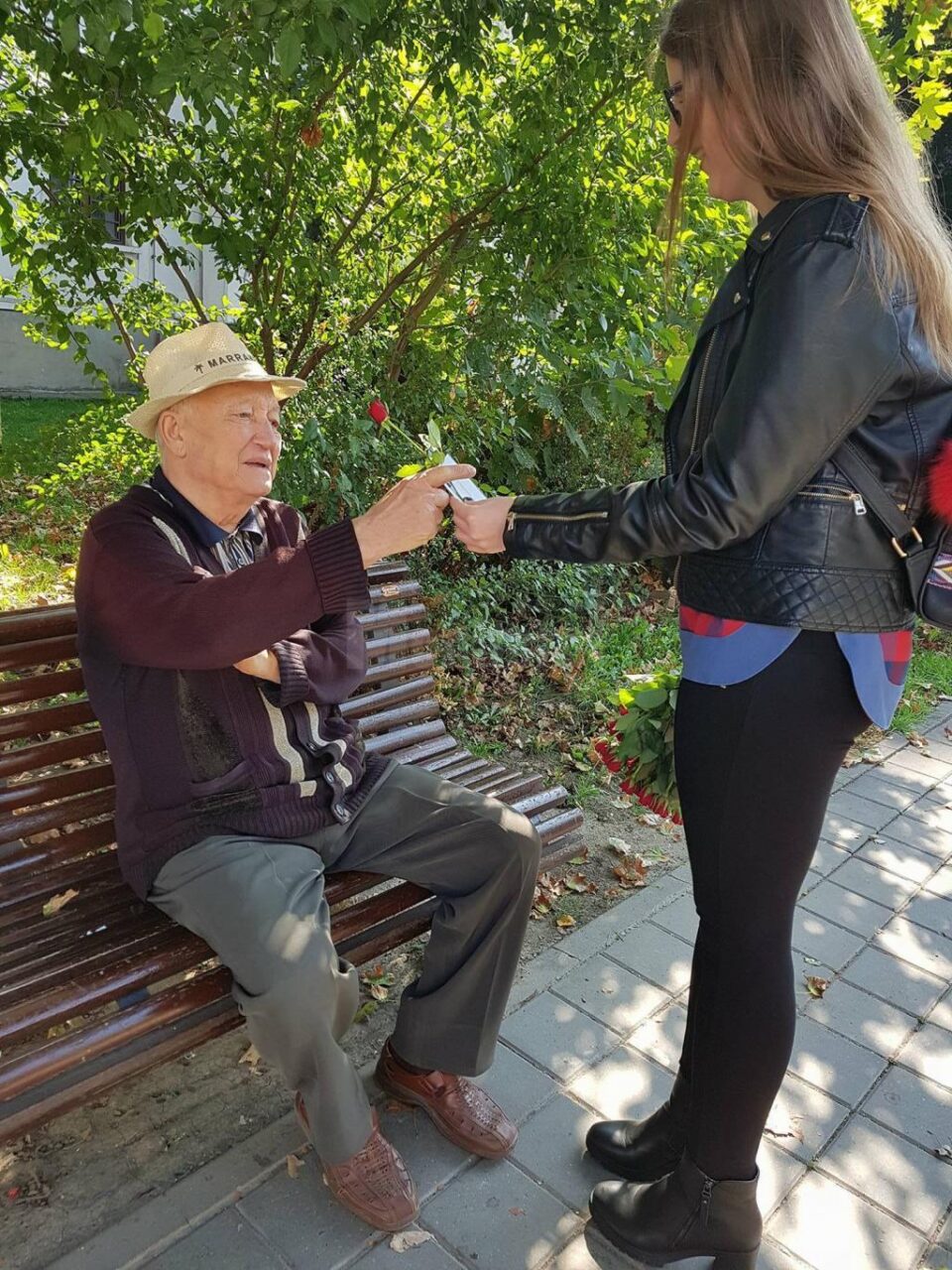 Voluntari de la Colegiul ”Mihai Eminescu” au împărțit flori persoanelor vârstnice din centrul Sucevei