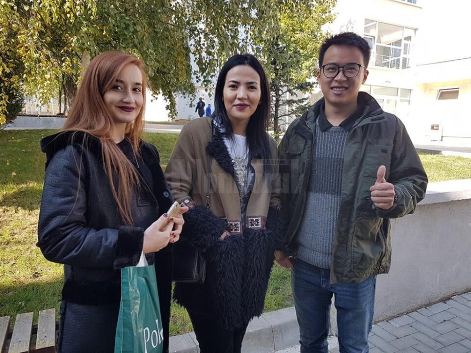 Studenți din Turkmenistan și China, care învață la Universitatea Suceava
