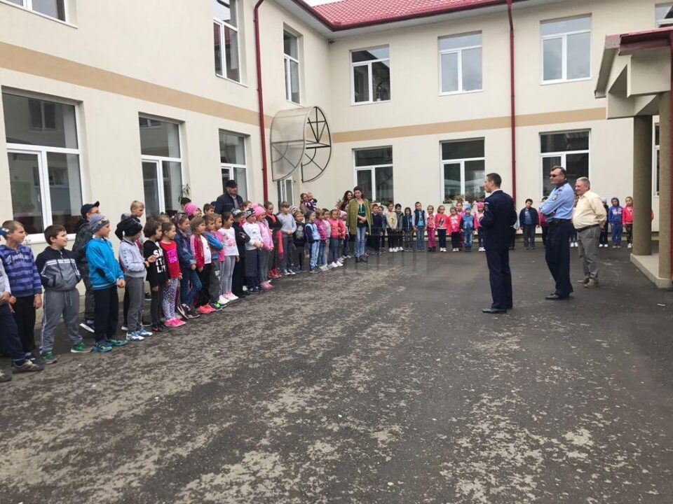 Polițiștii suceveni i-au învățat pe copii cum să evite să ajungă victime, în cadrul Săptămânii Prevenirii Criminalității