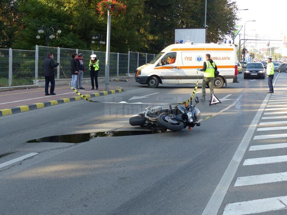În urma impactului dintre vehicule, motocicleta s-a răsturnat pe asfalt, iar motociclistul a fost rănit În urma impactului dintre vehicule, motocicleta s-a răsturnat pe asfalt, iar motociclistul a fost rănit