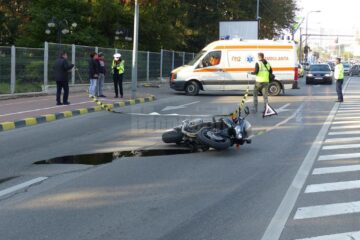 În urma impactului dintre vehicule, motocicleta s-a răsturnat pe asfalt, iar motociclistul a fost rănit