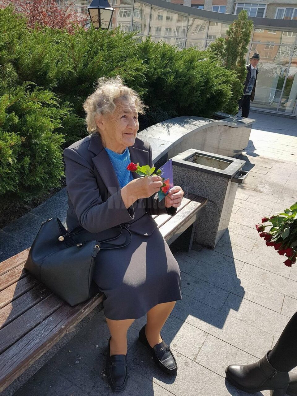 Voluntari de la Colegiul ”Mihai Eminescu” au împărțit flori persoanelor vârstnice din centrul Sucevei