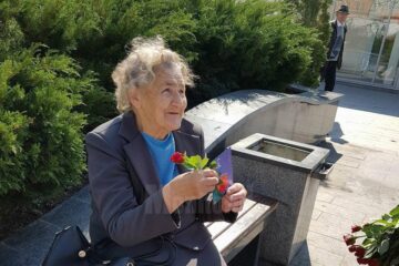 Voluntari de la Colegiul ”Mihai Eminescu” au împărțit flori persoanelor vârstnice din centrul Sucevei