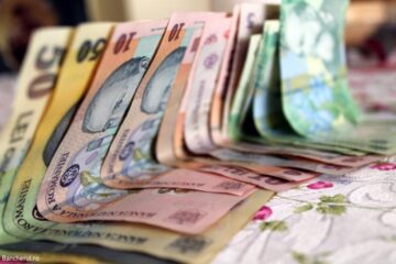 Oamenii sunt atrași de astfel de împrumuturi rapide și ușor de accesat, de multe ori primind banii acasă, de la agenții de teren. Foto: bancherul.ro