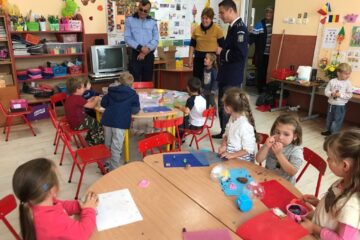 Polițiștii suceveni i-au învățat pe copii cum să evite să ajungă victime, în cadrul Săptămânii Prevenirii Criminalității