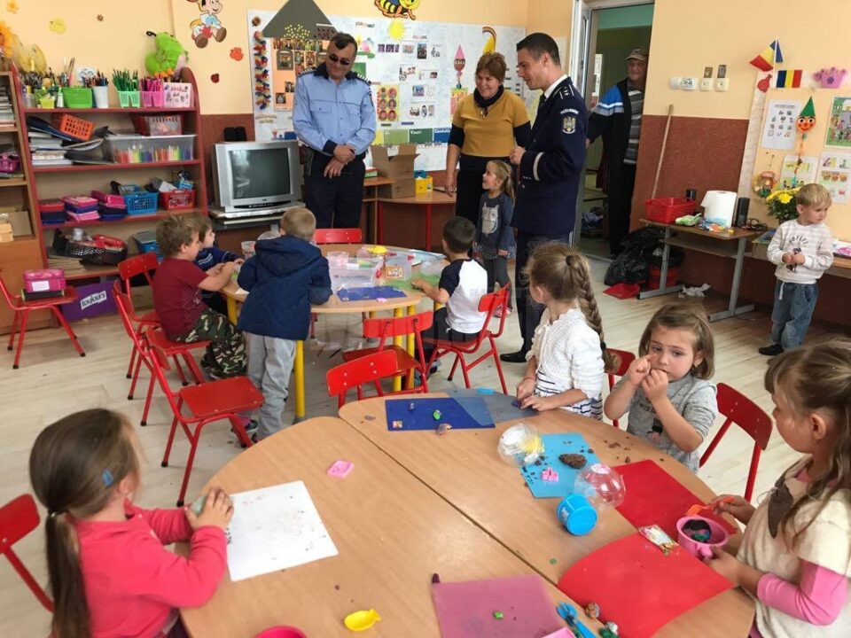 Polițiștii suceveni i-au învățat pe copii cum să evite să ajungă victime, în cadrul Săptămânii Prevenirii Criminalității