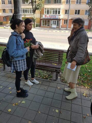 Voluntari de la Colegiul ”Mihai Eminescu” au împărțit flori persoanelor vârstnice din centrul Sucevei